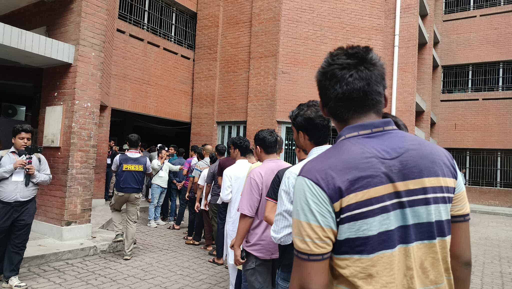 শিক্ষার্থীদের প্রবল উচ্ছ্বাসে ডাকসু নির্বাচনে ভোটগ্রহণ চলছে