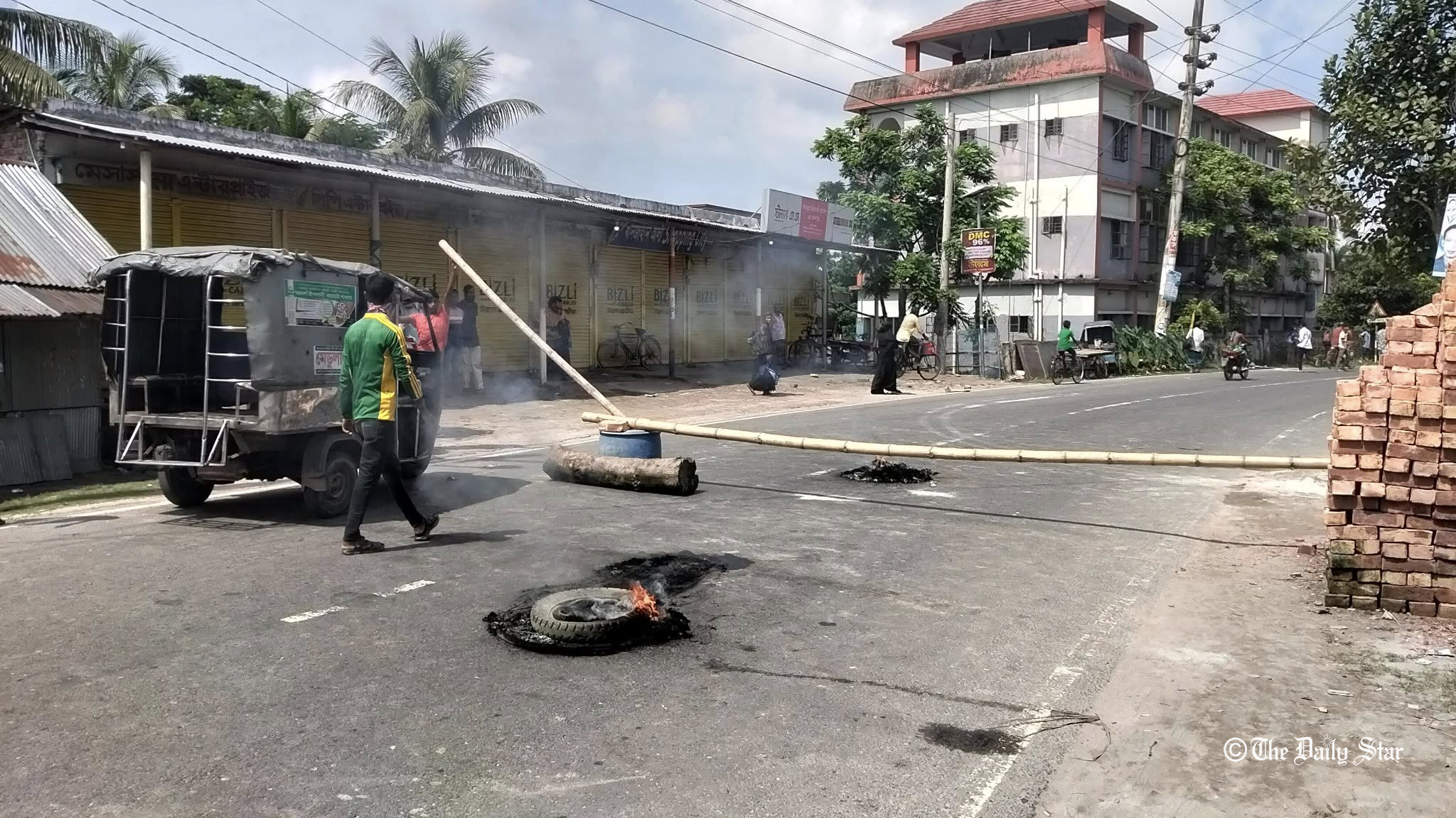 সংসদীয় আসন পুনর্বহালের দাবিতে বাগেরহাটে হরতাল-অবরোধ চলছে