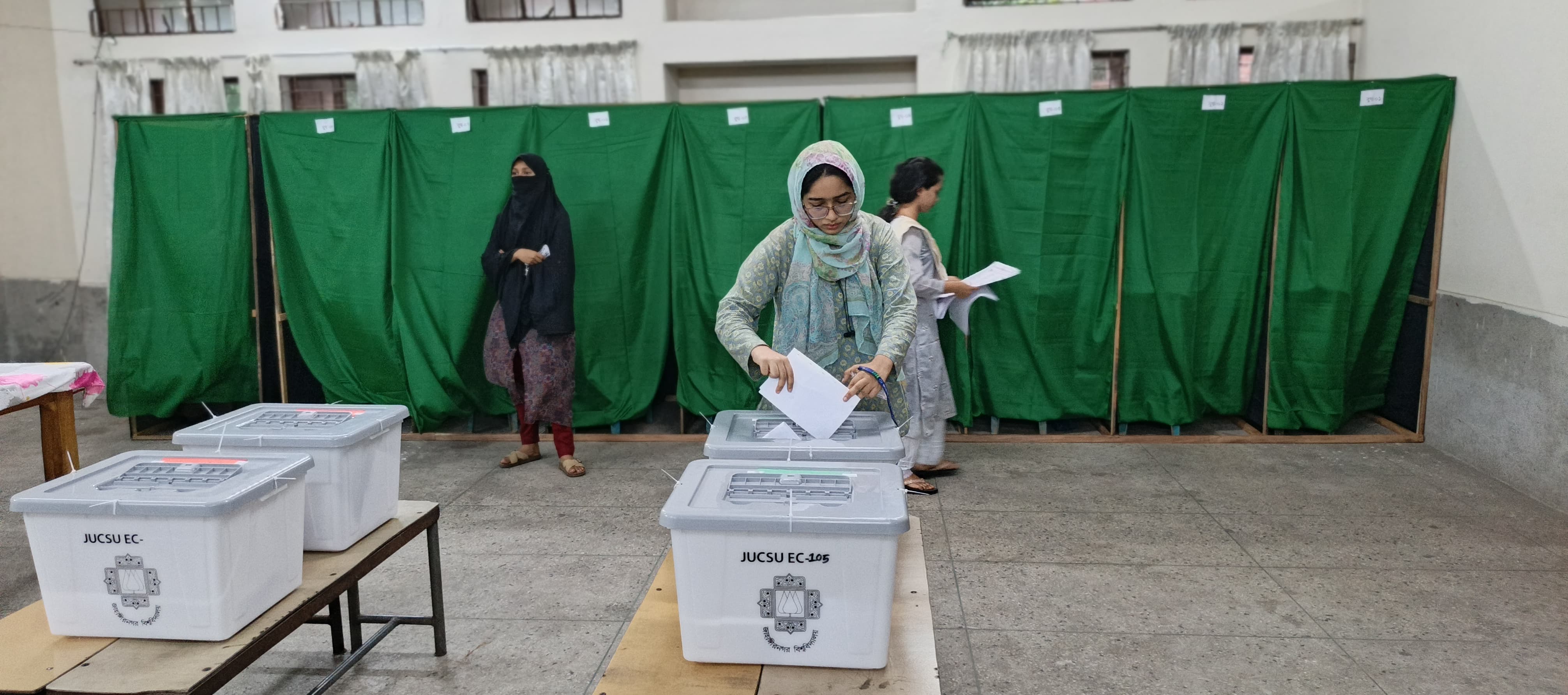 জাকসু নির্বাচন: খালেদা জিয়া হলে ২ ঘণ্টায় ভোট পড়েছে ৫০টি