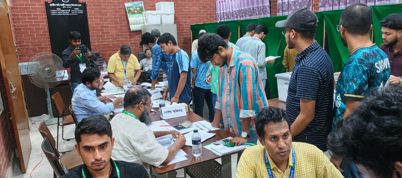 সময় শেষ হওয়ার ২ ঘণ্টা পরও এক হলে চলছে জাকসুর ভোটগ্রহণ