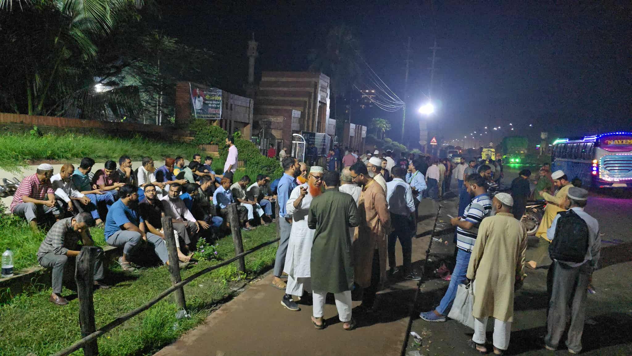 ভোট গণনার মধ্যে গভীর রাতে জাবির বিভিন্ন গেটে শিবির সমর্থকদের অবস্থান