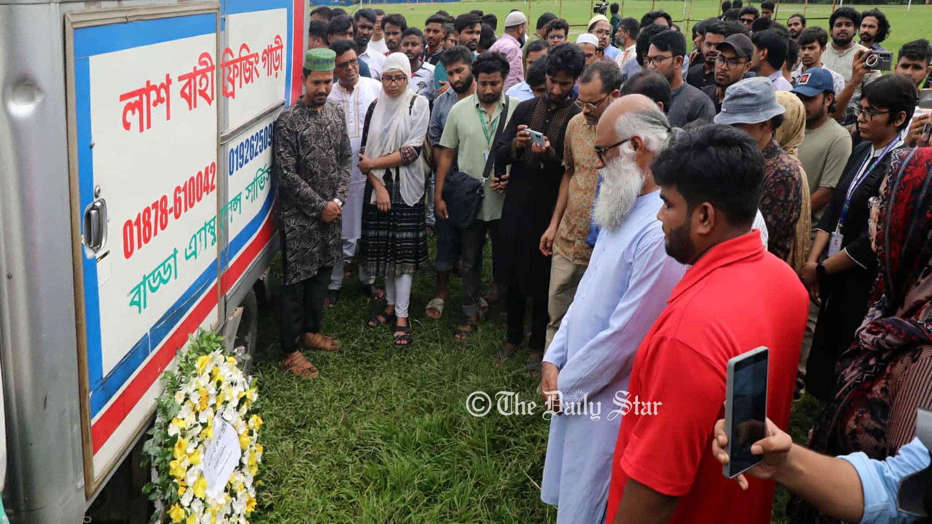 জাবি ক্যাম্পাসে শিক্ষক মৌমিতাকে অশ্রুসজল বিদায়