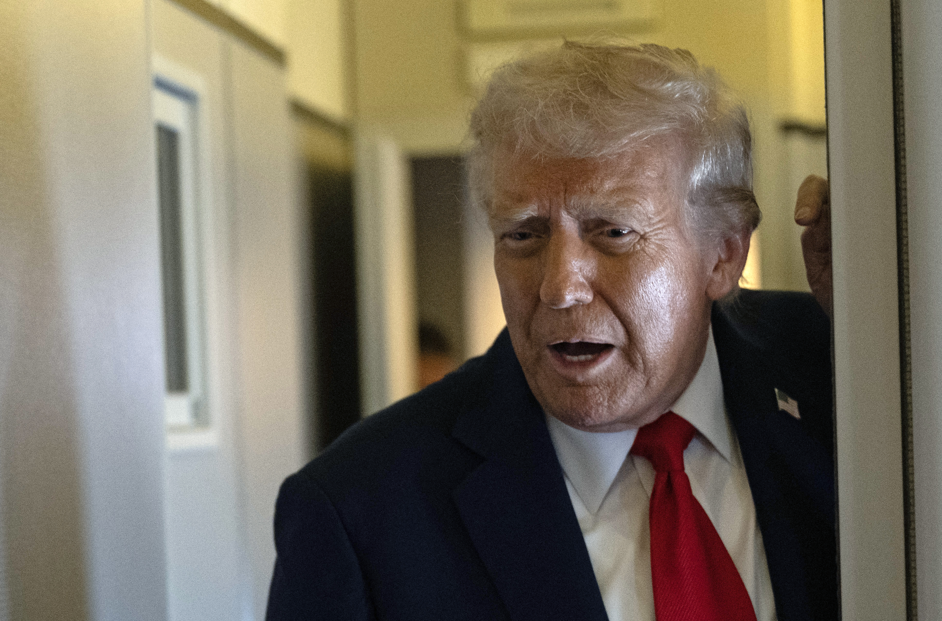 যেসব গণমাধ্যম আমার বিরুদ্ধে কথা বলে, তাদের লাইসেন্স কেড়ে নেওয়া উচিৎ: ট্রাম্প