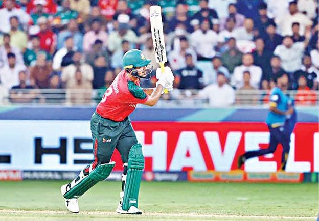 যে ছক্কায় নিজেকে অন্যভাবে চেনালেন সাইফ