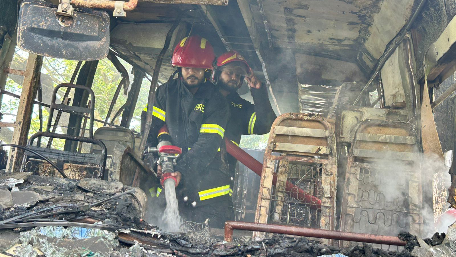 মুন্সীগঞ্জে বাসচাপায় ৬ বছরের শিশু নিহত, বাসে আগুন