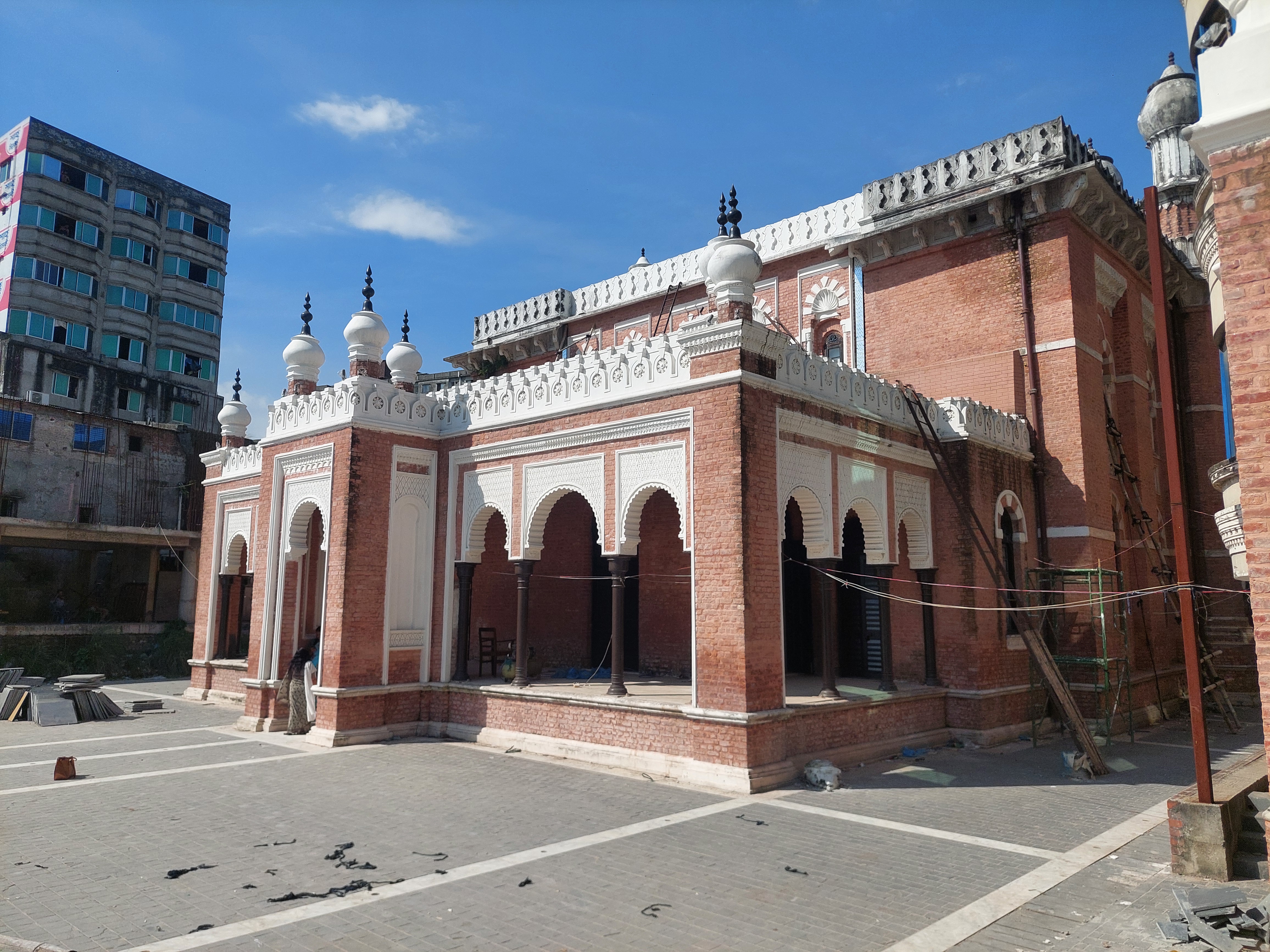 পুরান ঢাকার স্মৃতির ঘর ‘লালকুঠি’ গিয়েছেন কখনো?