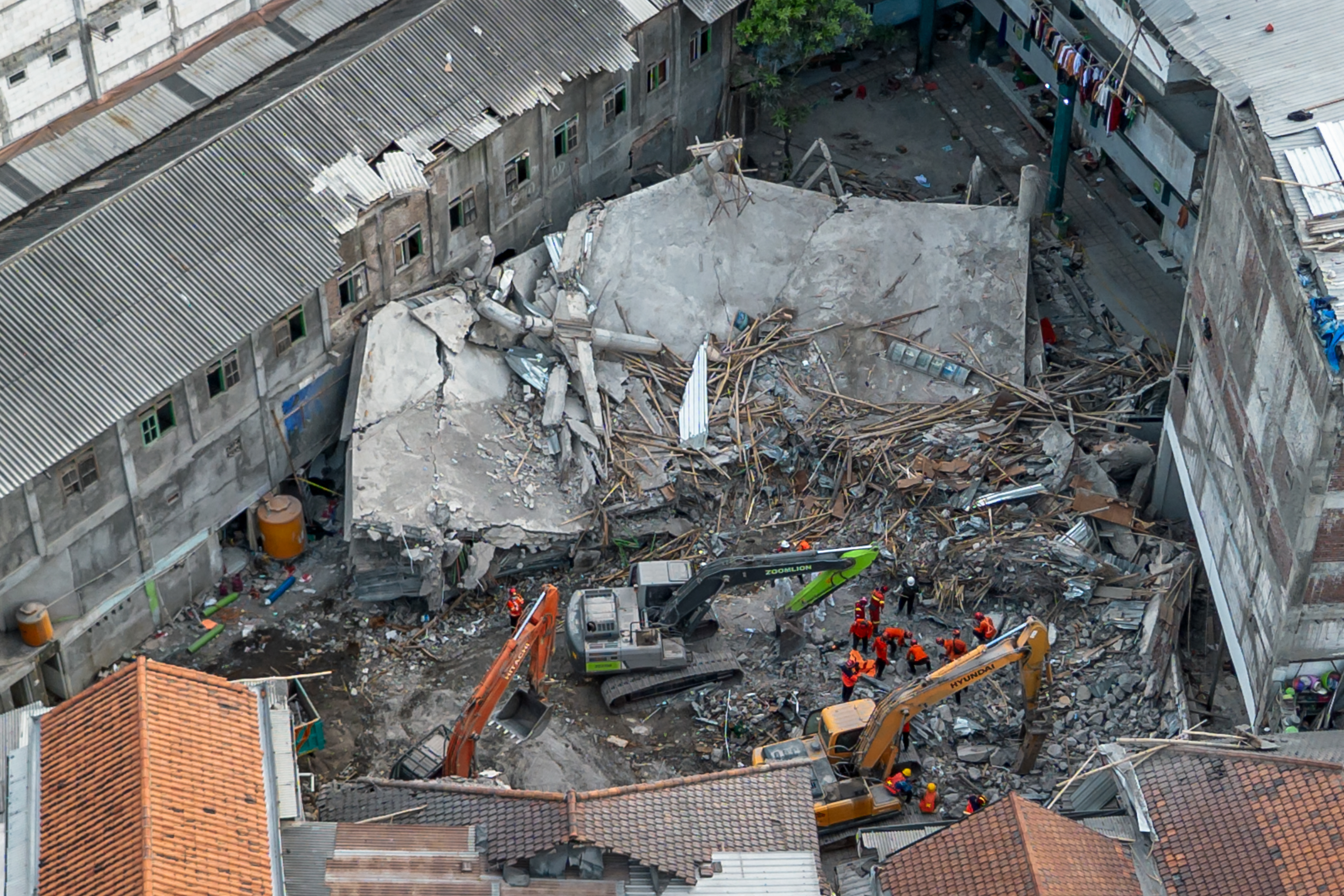 ইন্দোনেশিয়ার স্কুল ভবন ধসে মৃতের সংখ্যা বেড়ে ৪৫