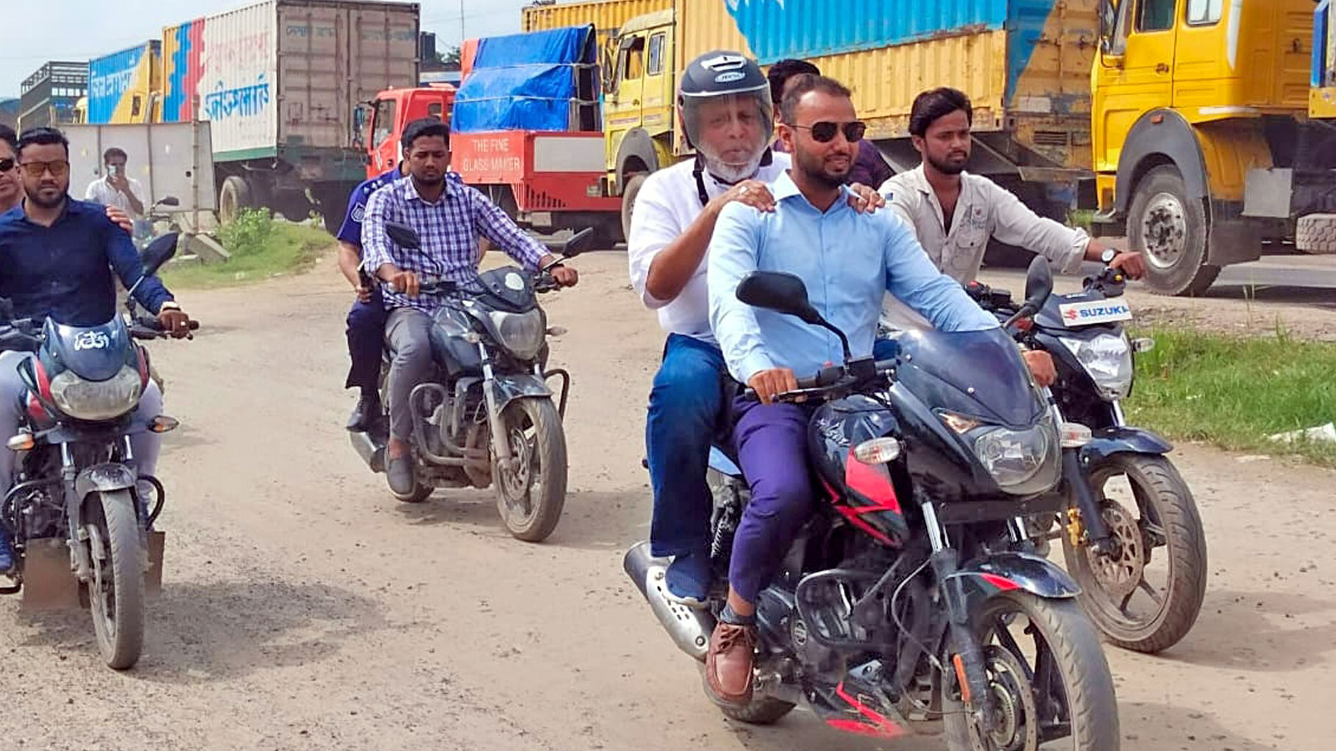 যানজটে ২ ঘণ্টায় ৫০ মিটার, গাড়ি ছেড়ে মোটরসাইকেলে চাপলেন সেতু উপদেষ্টা