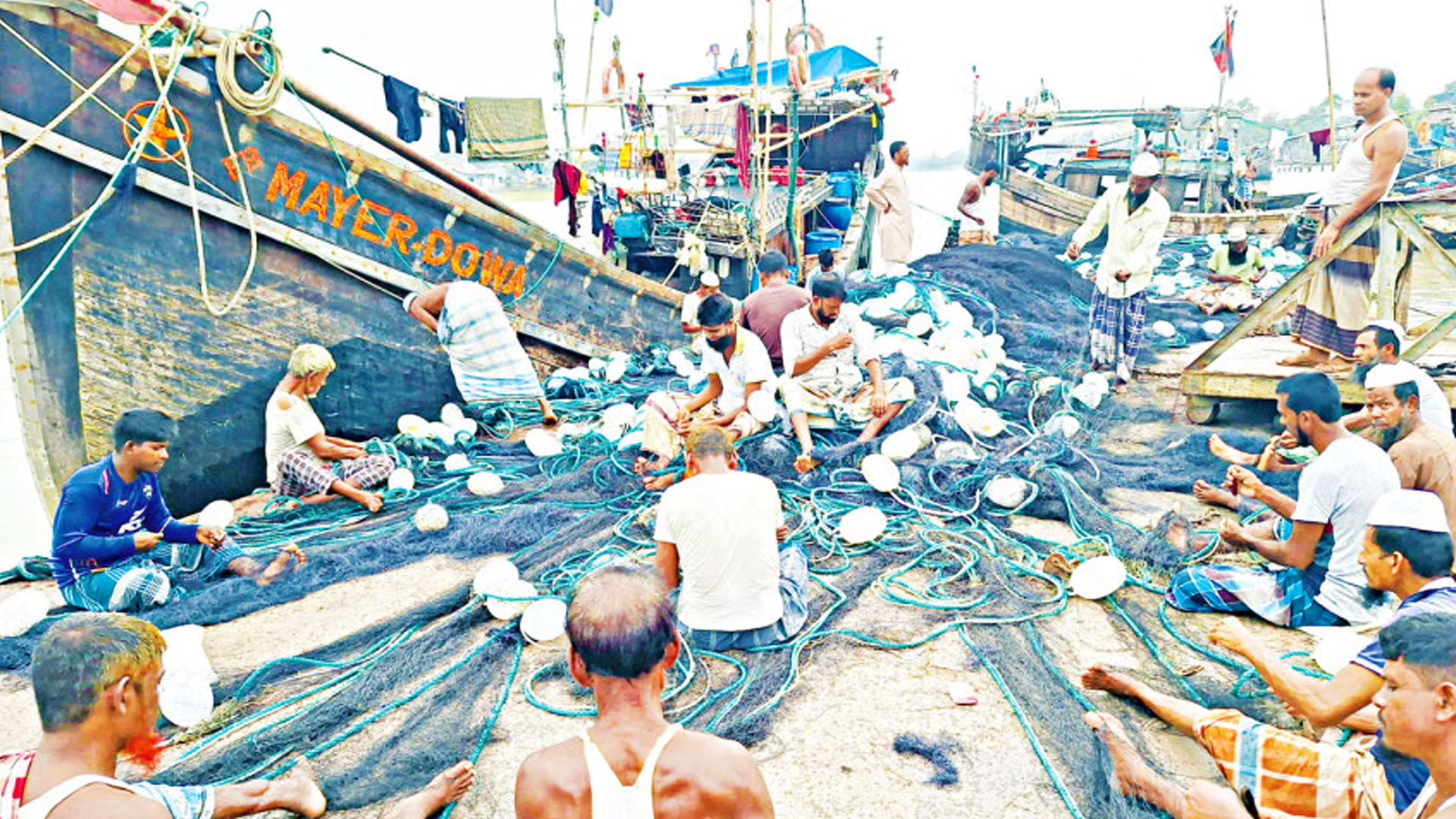 ইলিশ ধরায় নিষেধাজ্ঞার ২২ দিনে জেলেরা পান মাত্র ২৫ কেজি চাল