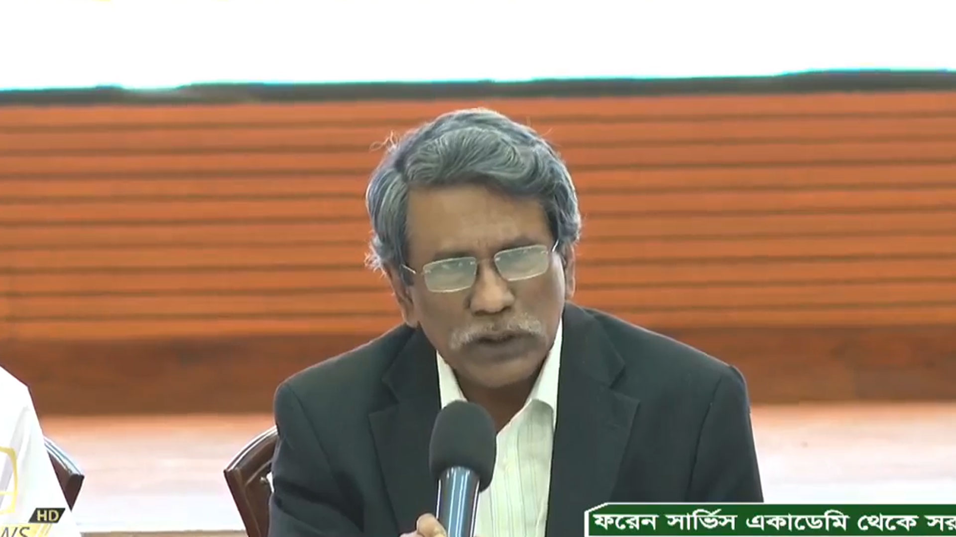 জুলাই সনদ নিয়ে রাজনৈতিক দলগুলোর সঙ্গে জরুরি বৈঠকে প্রধান উপদেষ্টা