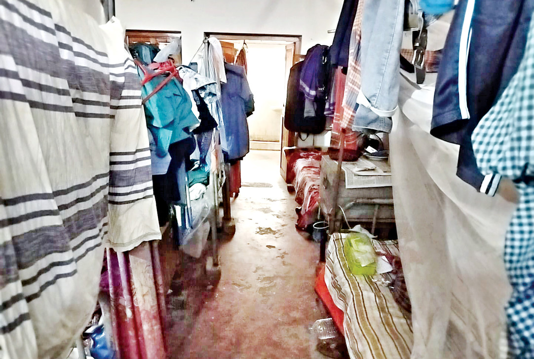 আইনশৃঙ্খলা রক্ষায় চ্যালেঞ্জ: পুলিশ ব্যারাকে অমানবিক জীবনযাপন