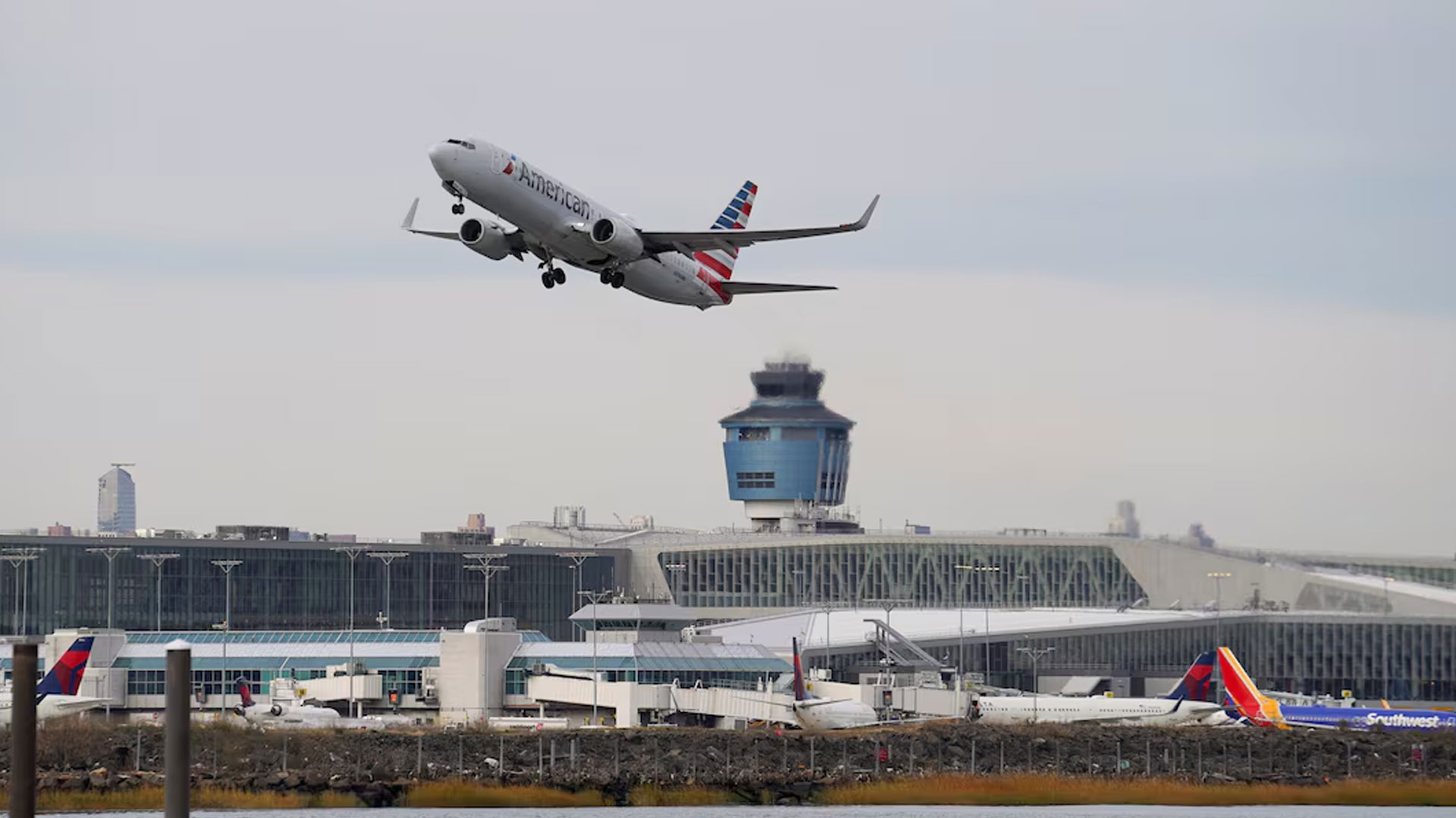 শাটডাউনে যুক্তরাষ্ট্রে ৫ হাজারের বেশি ফ্লাইট বাতিল-বিলম্ব