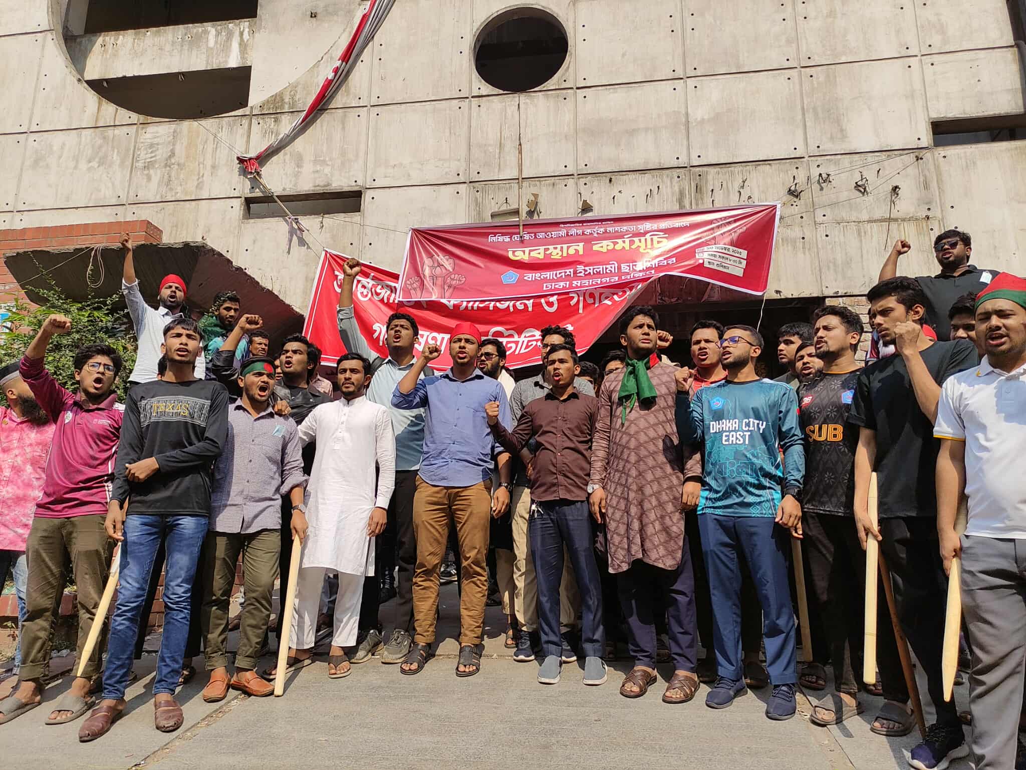 আ. লীগের কেন্দ্রীয় কার্যালয়ের সামনে শিবিরের অবস্থান