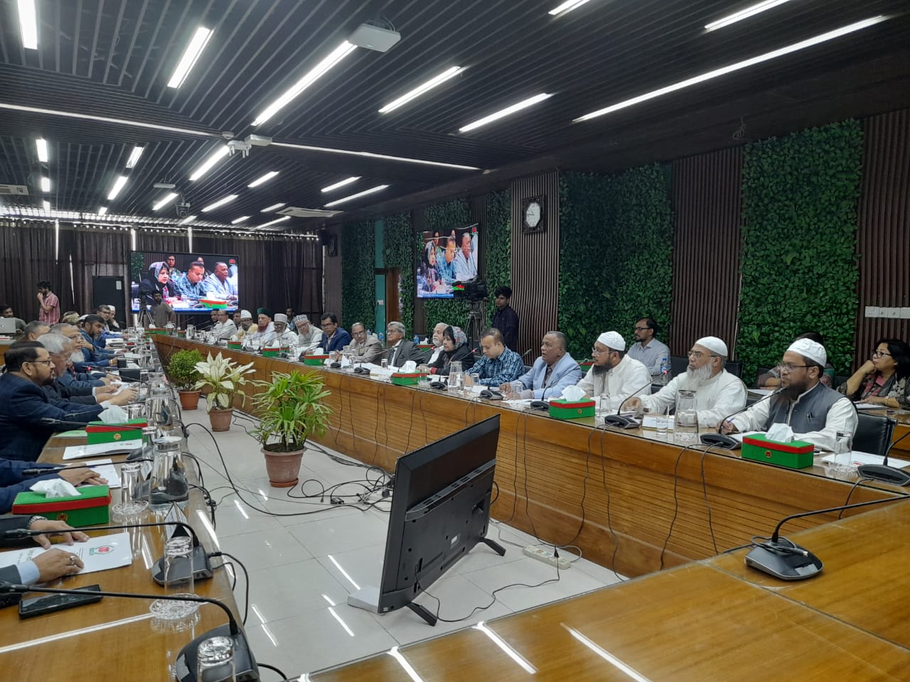 নিবন্ধিত ১২ দলকে নিয়ে দ্বিতীয় দিনের সংলাপে বসেছে ইসি