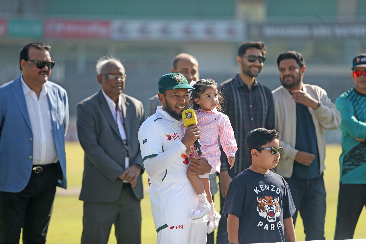 ইতিহাস গড়ার আয়োজনে সংবর্ধনা পেলেন মুশফিক