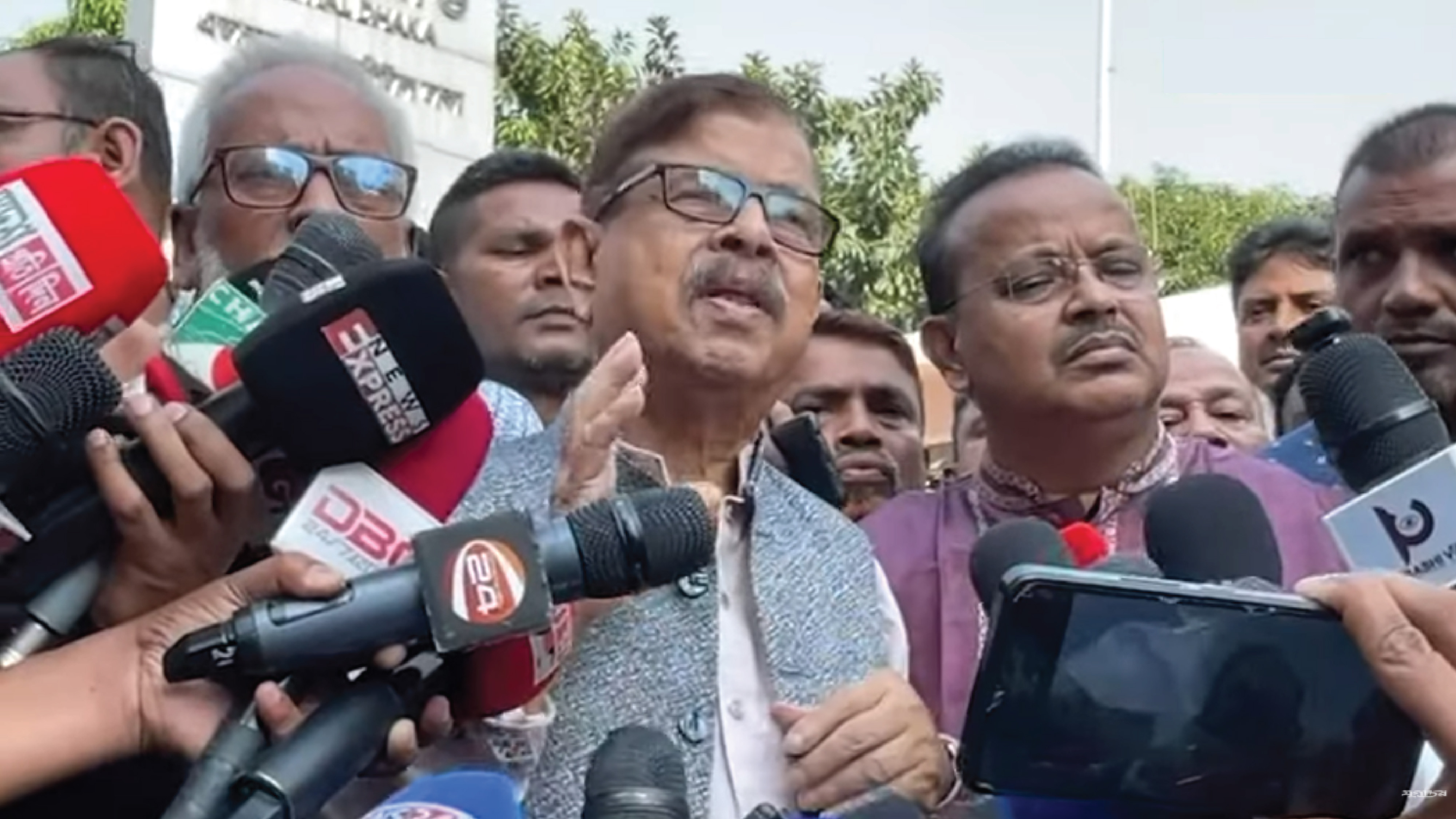 খালেদা জিয়াকে বিদেশে নেওয়ার প্রস্তুতি থাকলেও ফ্লাই করার মতো শারীরিক অবস্থা নেই: মান্না