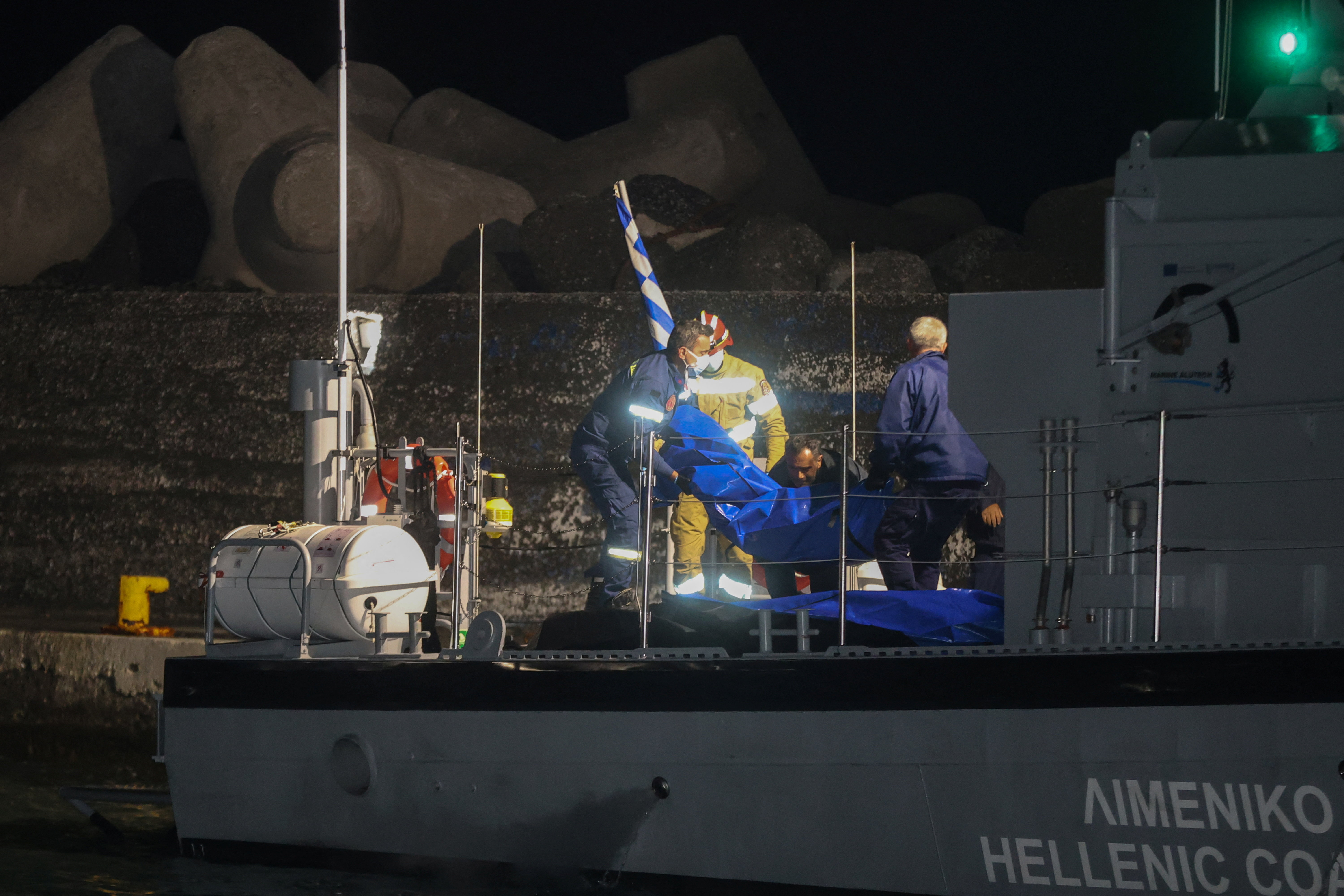 গ্রিস উপকূলে ডুবে যাওয়া নৌকা থেকে ১৭ অভিবাসীর মরদেহ উদ্ধার