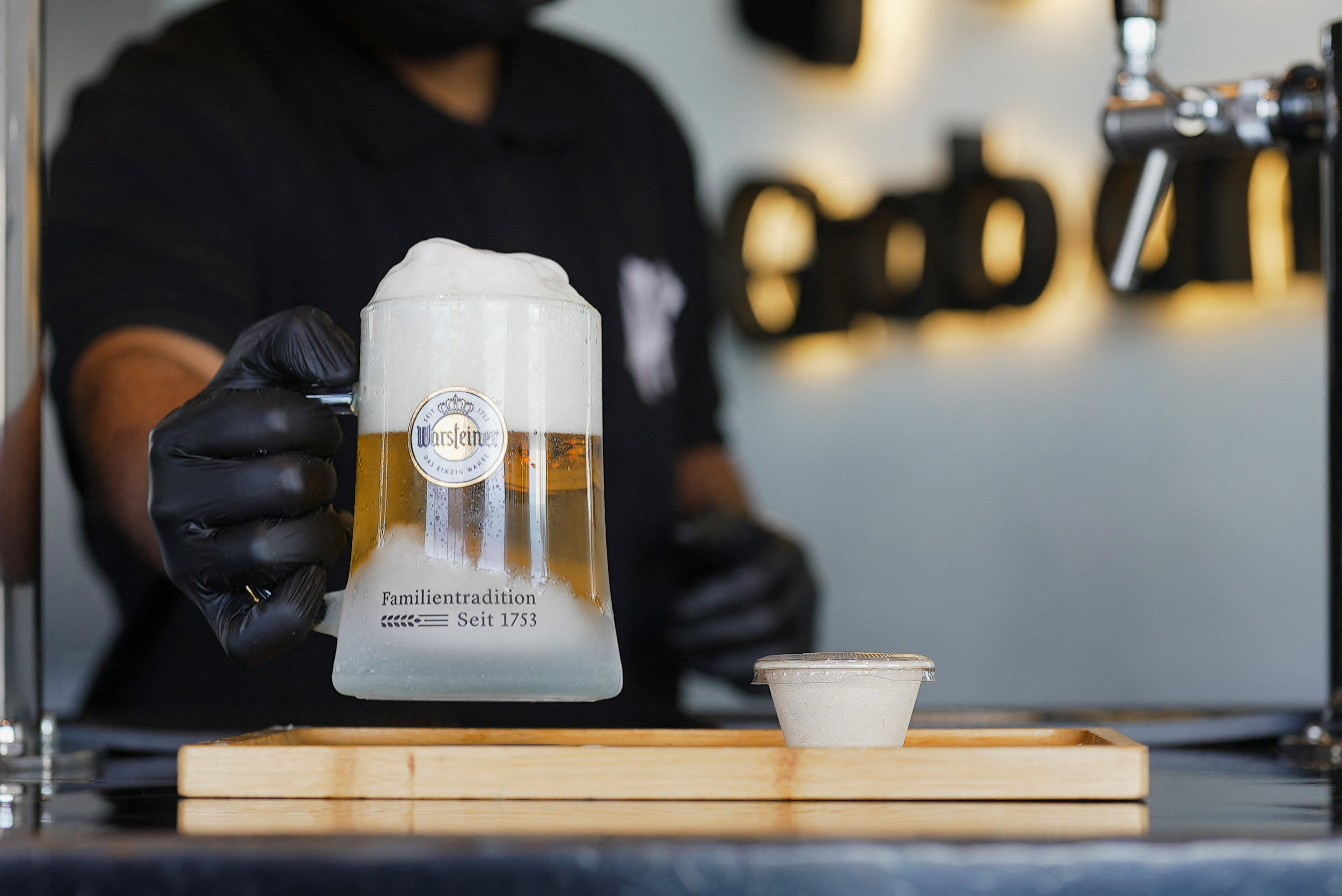 'অমুসলিম বিদেশিদের' জন্য মদ বিক্রির নিয়ম আরও শিথিল করল সৌদি আরব