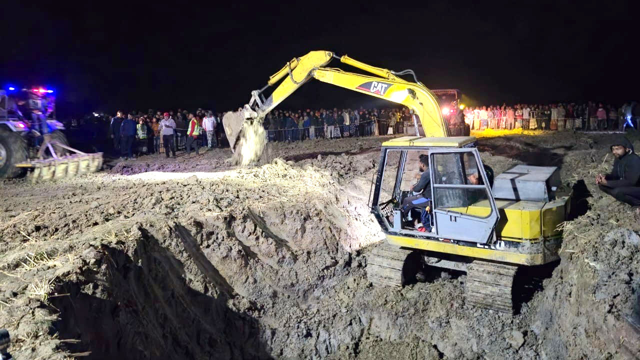 রাজশাহীতে ৩০ ফুট গভীর গর্তে ২ বছরের শিশু, চলছে উদ্ধারের চেষ্টা