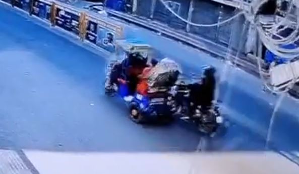 রিকশায় যাচ্ছিলেন হাদি, মোটরসাইকেল থেকে গুলি