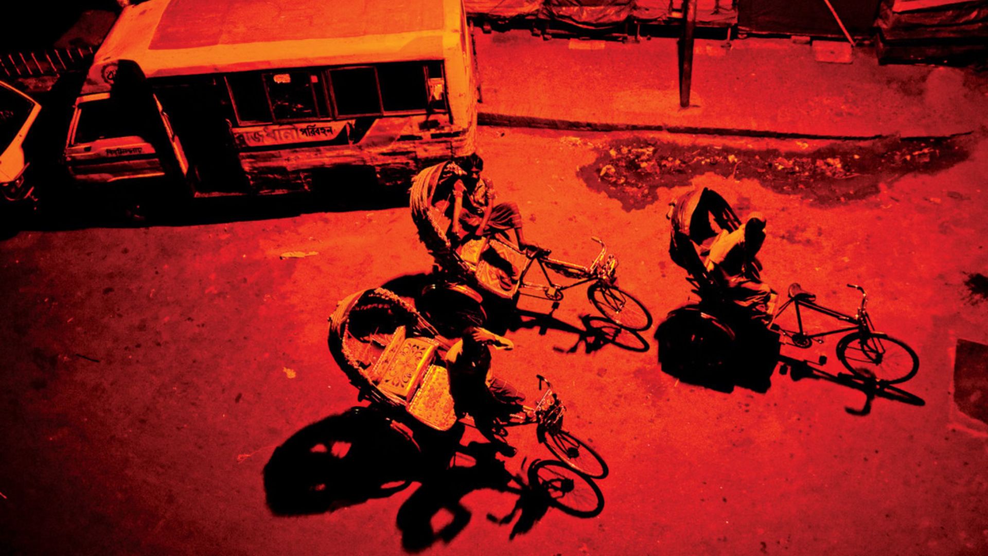 রিকশাচালকের চোখে ঢাকা