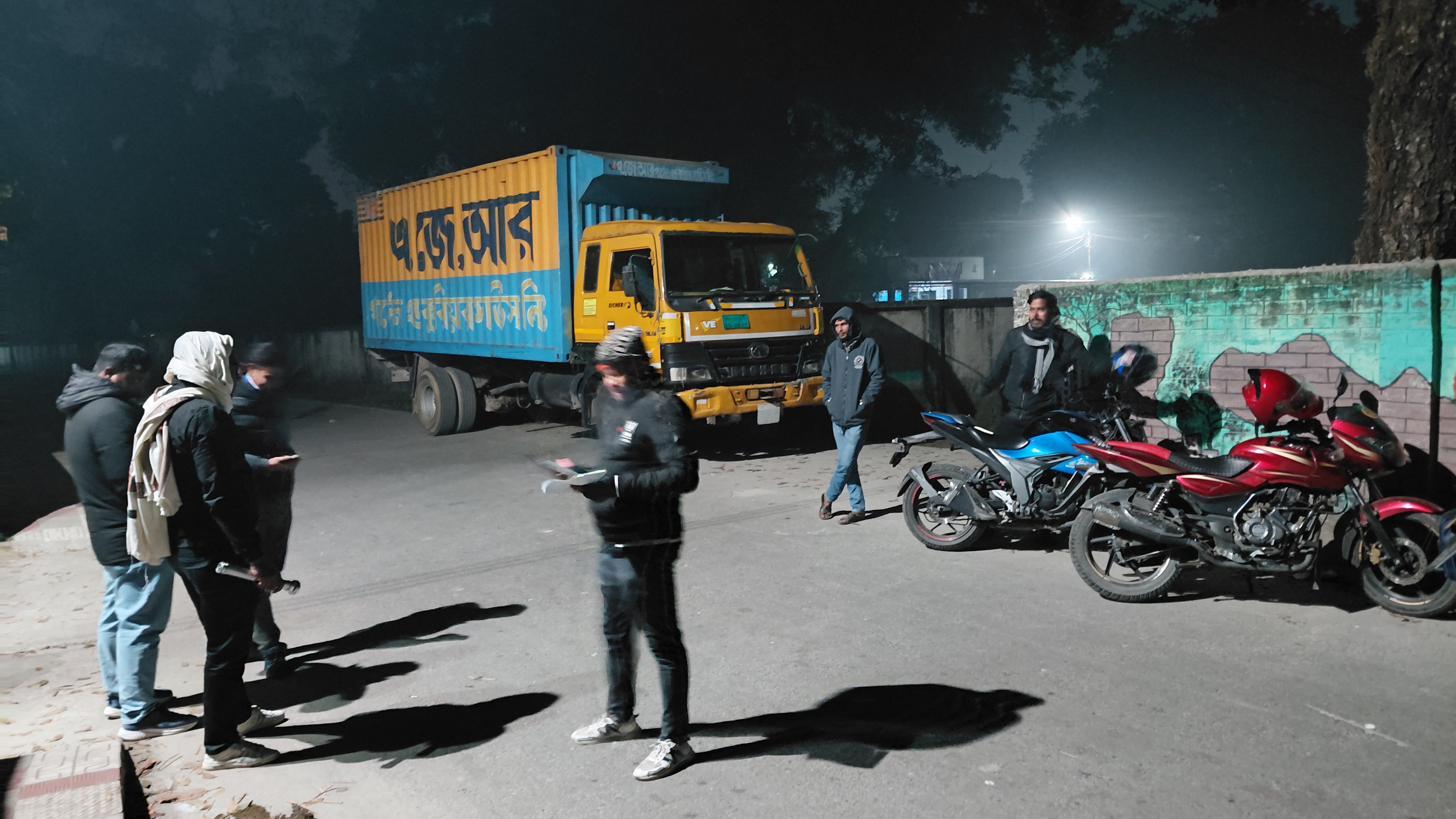 পুলিশের তল্লাশিতে ছাড় পাওয়া ‘ভারতীয় পণ্য’ বিজিবির হাতে আটক 