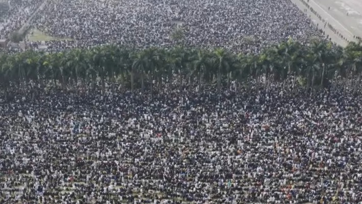 যতদূর চোখ যায়, শুধু মানুষ আর মানুষ