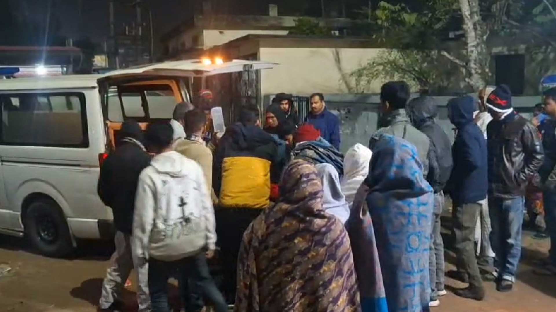 শরীয়তপুরে ‘গ্রাম্য চিকিৎসককে’ ছুরিকাঘাত, পুড়িয়ে হত্যার চেষ্টা