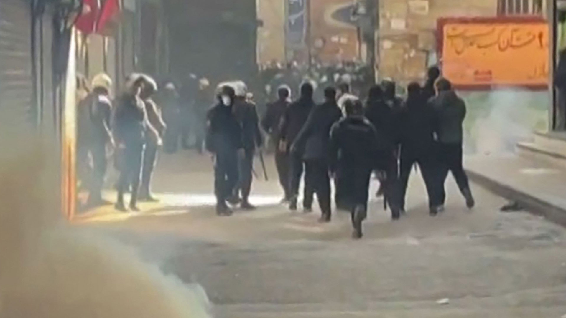 বিক্ষোভ দমনে ‘রেড লাইন’ ঘোষণা ইরানি বিপ্লবী গার্ডের, প্রস্তুত সেনাবাহিনীও