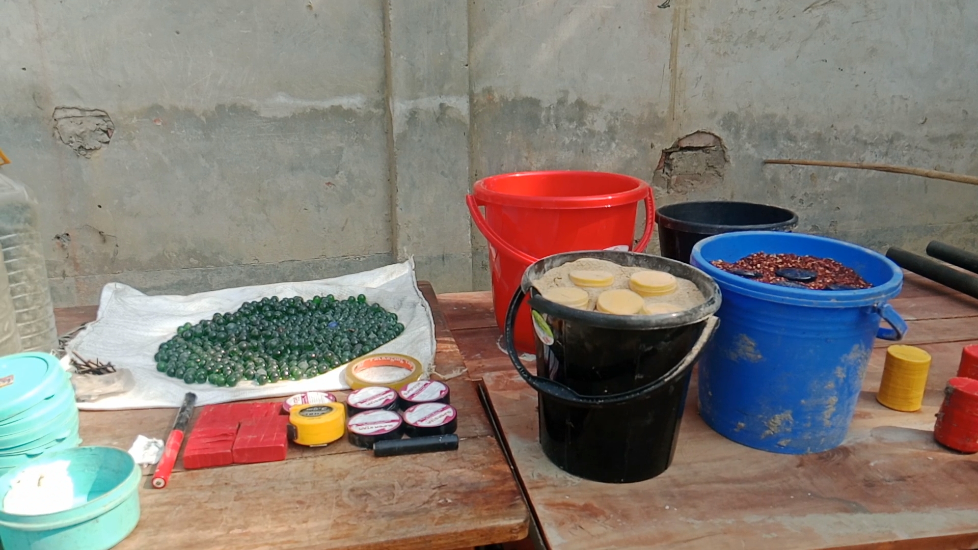 শরীয়তপুরে ৪৫টি বোমা সদৃশ বস্তু উদ্ধার, আটক ৪