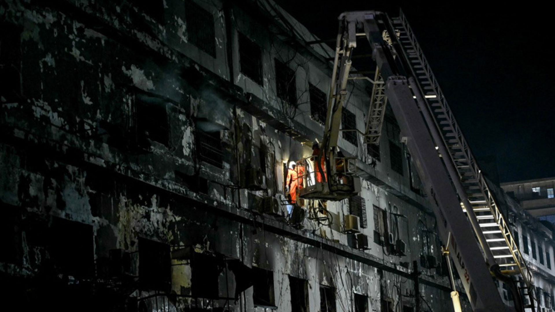 করাচির শপিংমলে আগুনে মৃত্যু বেড়ে ৫৫