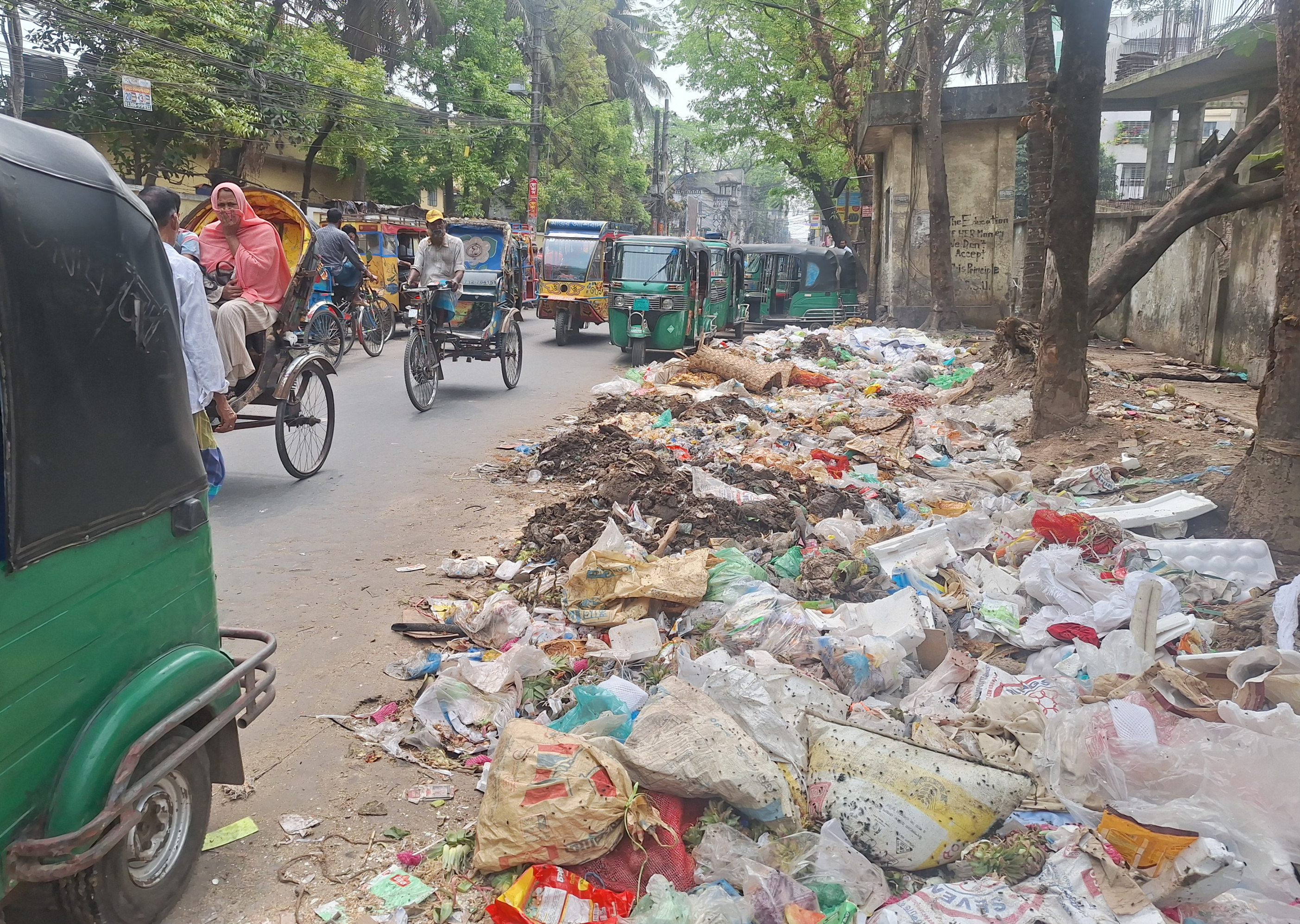 বরিশাল নগরীর সড়কে ময়লার স্তূপ। ছবি: টিটু দাস/ স্টার