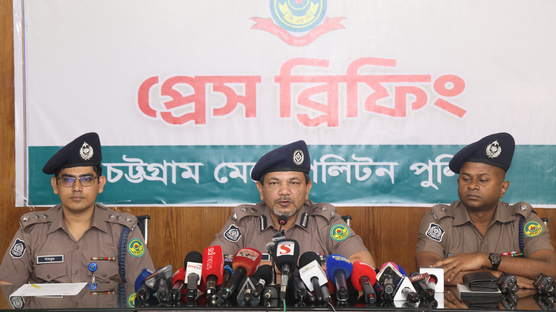  সংবাদ সম্মেলনে বক্তব্য দিচ্ছেন সিএমপির দক্ষিণ জোনের উপ-কমিশনার হোসাইন কবির ভুঁইয়া। ছবি: স্টার 