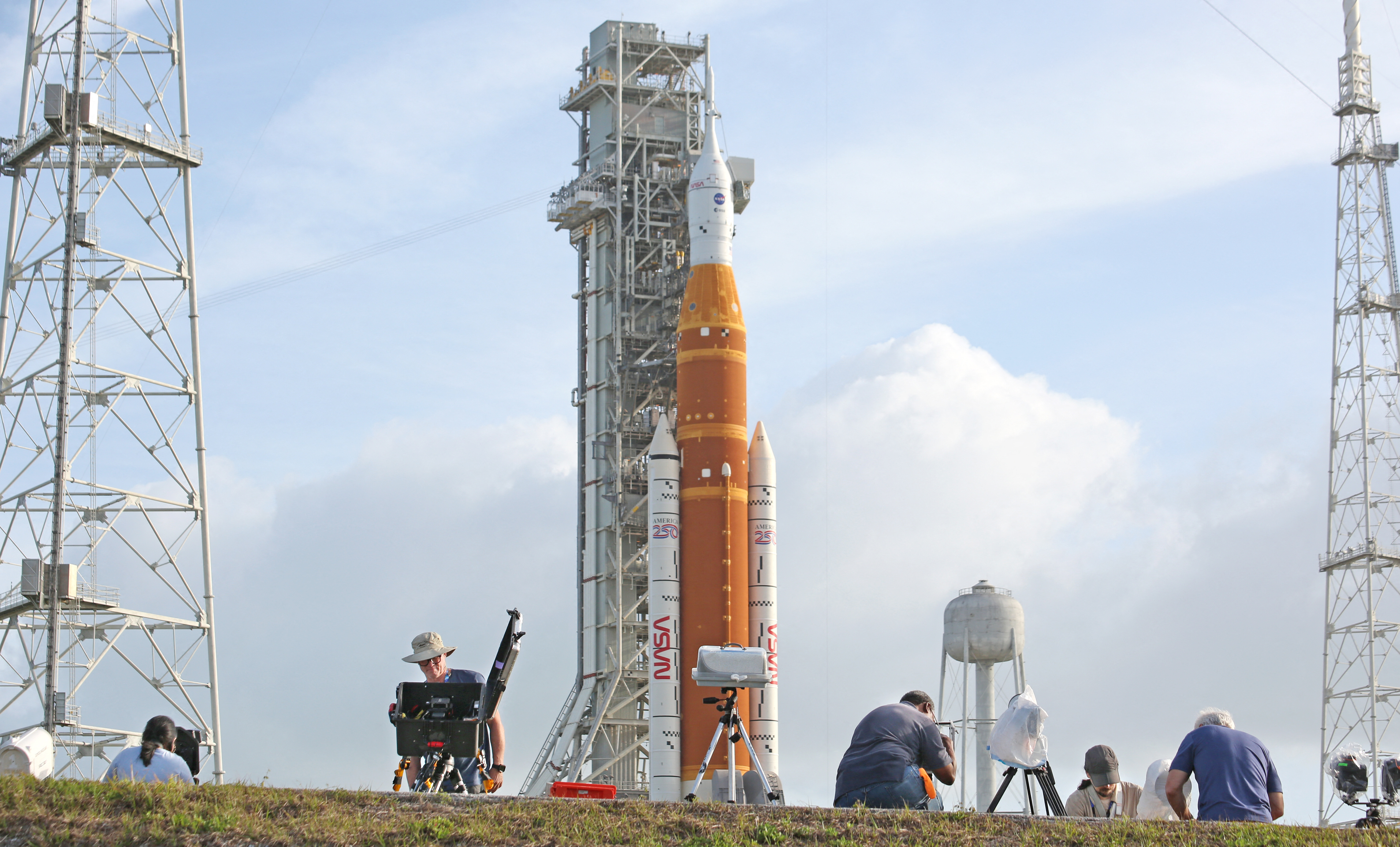 অভিযানের জন্য প্রস্তুত কমলা-সাদা রঙের রকেটটি। ছবি: রয়টার্স