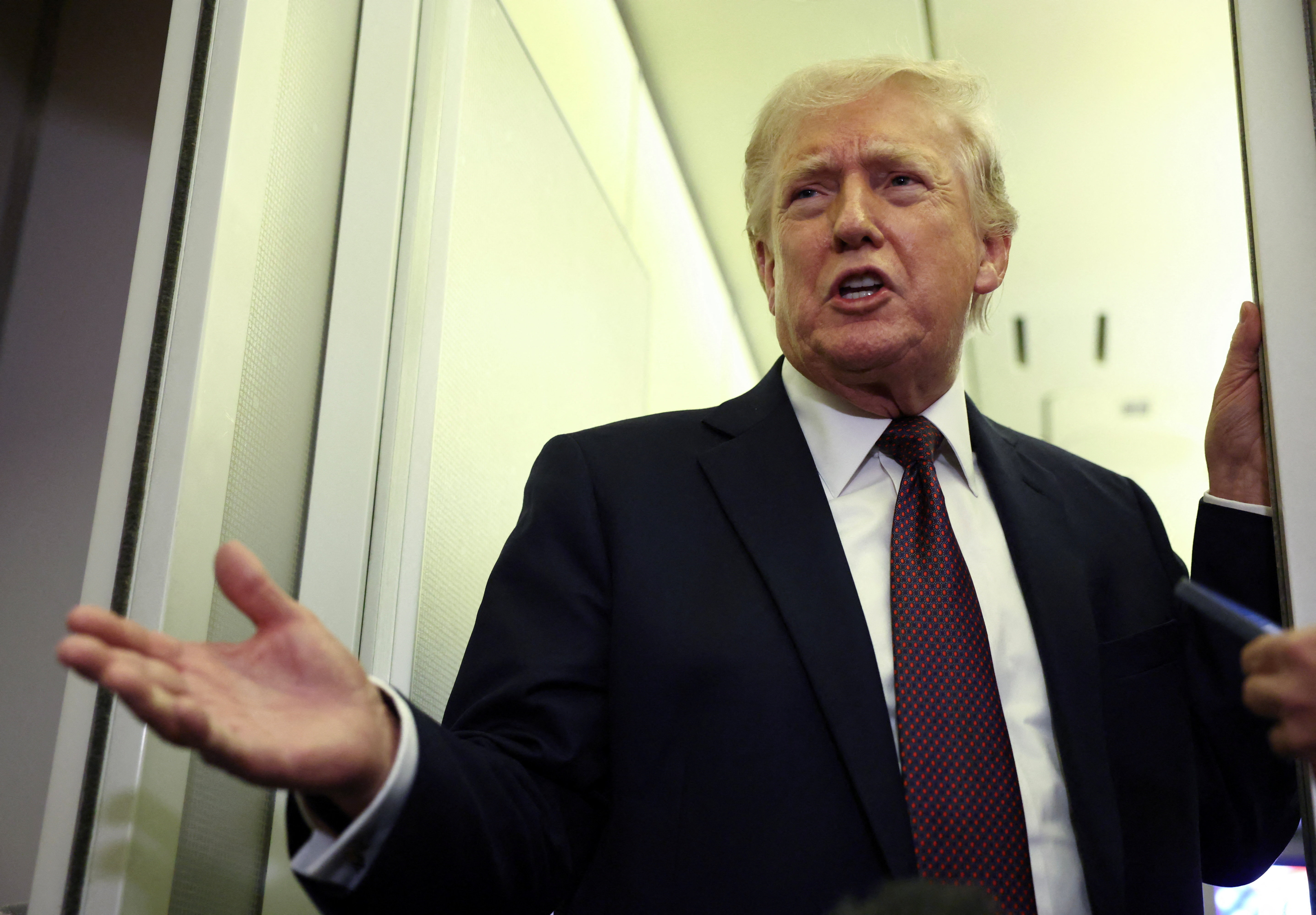 এয়ারফোর্স ওয়ানে ডোনাল্ড ট্রাম্প। ছবি: রয়টার্স