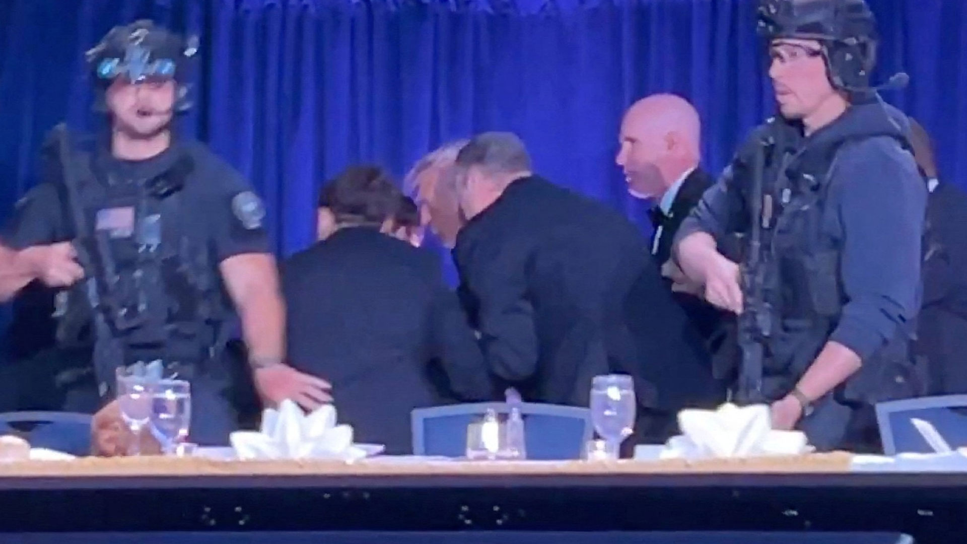 সাংবাদিকদের নৈশভোজে গুলির আওয়াজ পেলে সরিয়ে নেওয়া হয় ট্রাম্পকে