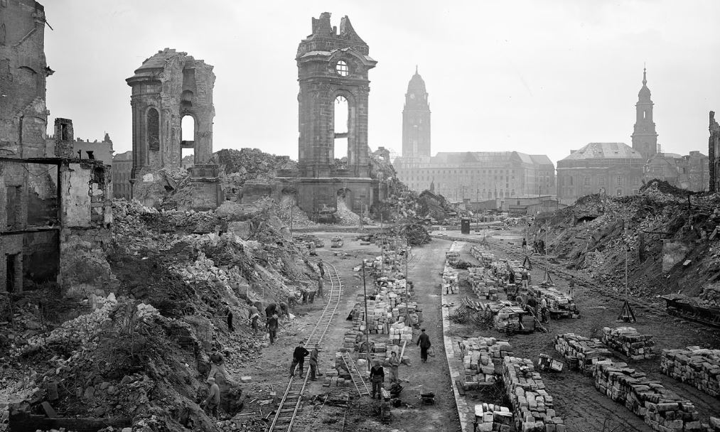 দ্বিতীয় বিশ্বযুদ্ধে জার্মানির ড্রেসডেন শহর এতোটাই ক্ষতির শিকার হয় যে ৭ বছর পরও এটি ধ্বংসস্তুপ হিসেবে থেকে যায়। ফাইল ছবি: এএফপি