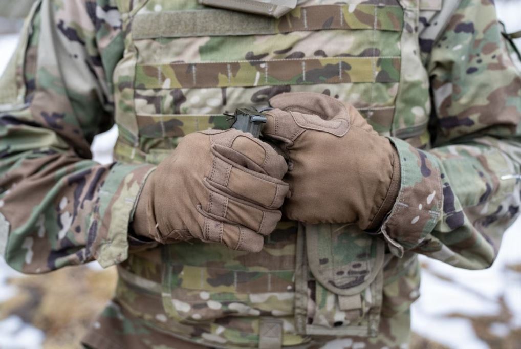 এম১১১ গ্রেনেড হাতে মার্কিন সেনা। ছবি: সেনাবাহিনীর ওয়েবসাইট