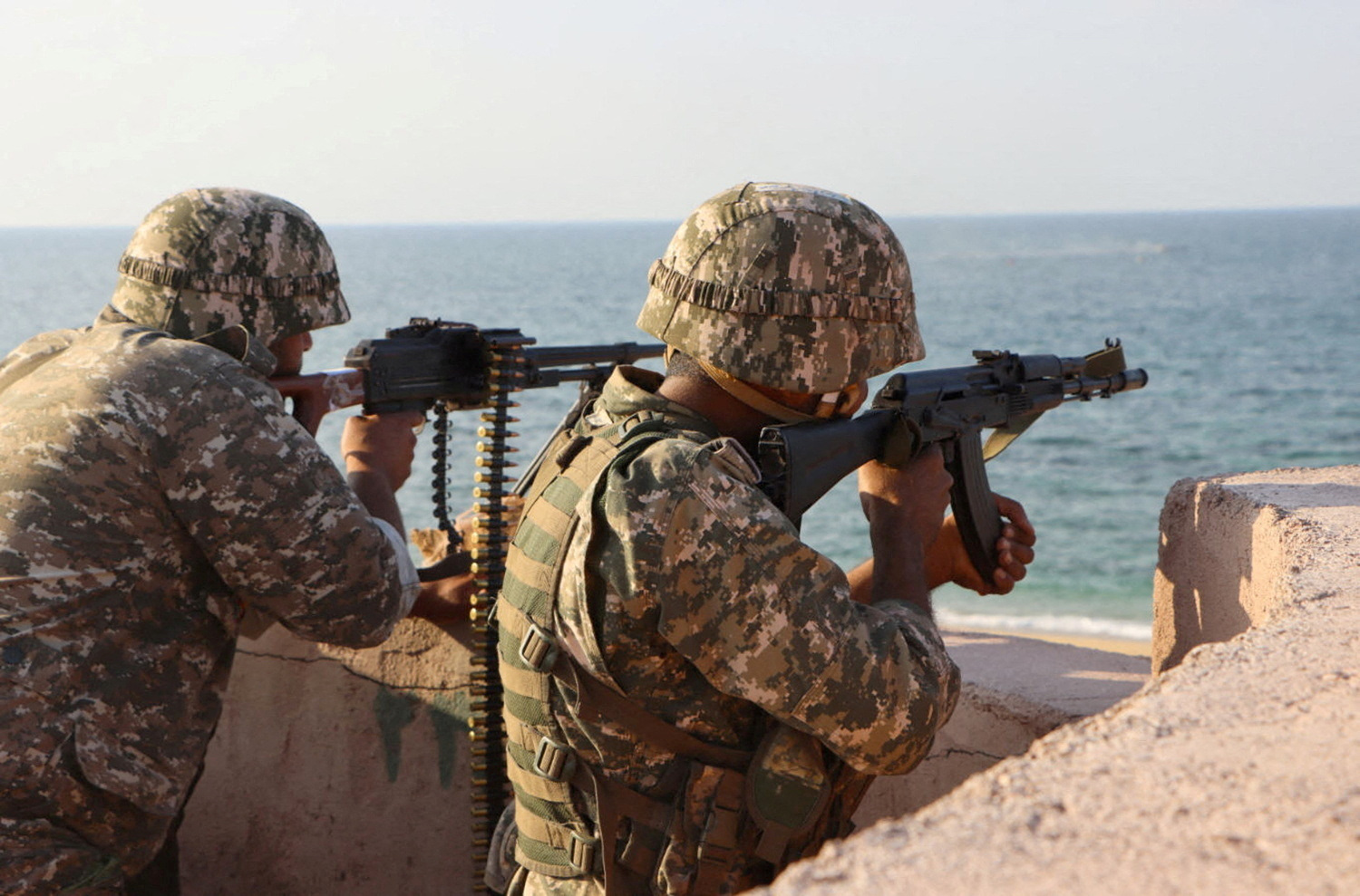 ইরানের দক্ষিণাঞ্চলে বিপ্লবী রক্ষীবাহিনীর নৌসেনাদের মহড়া। ফাইল ছবি: রয়টার্স