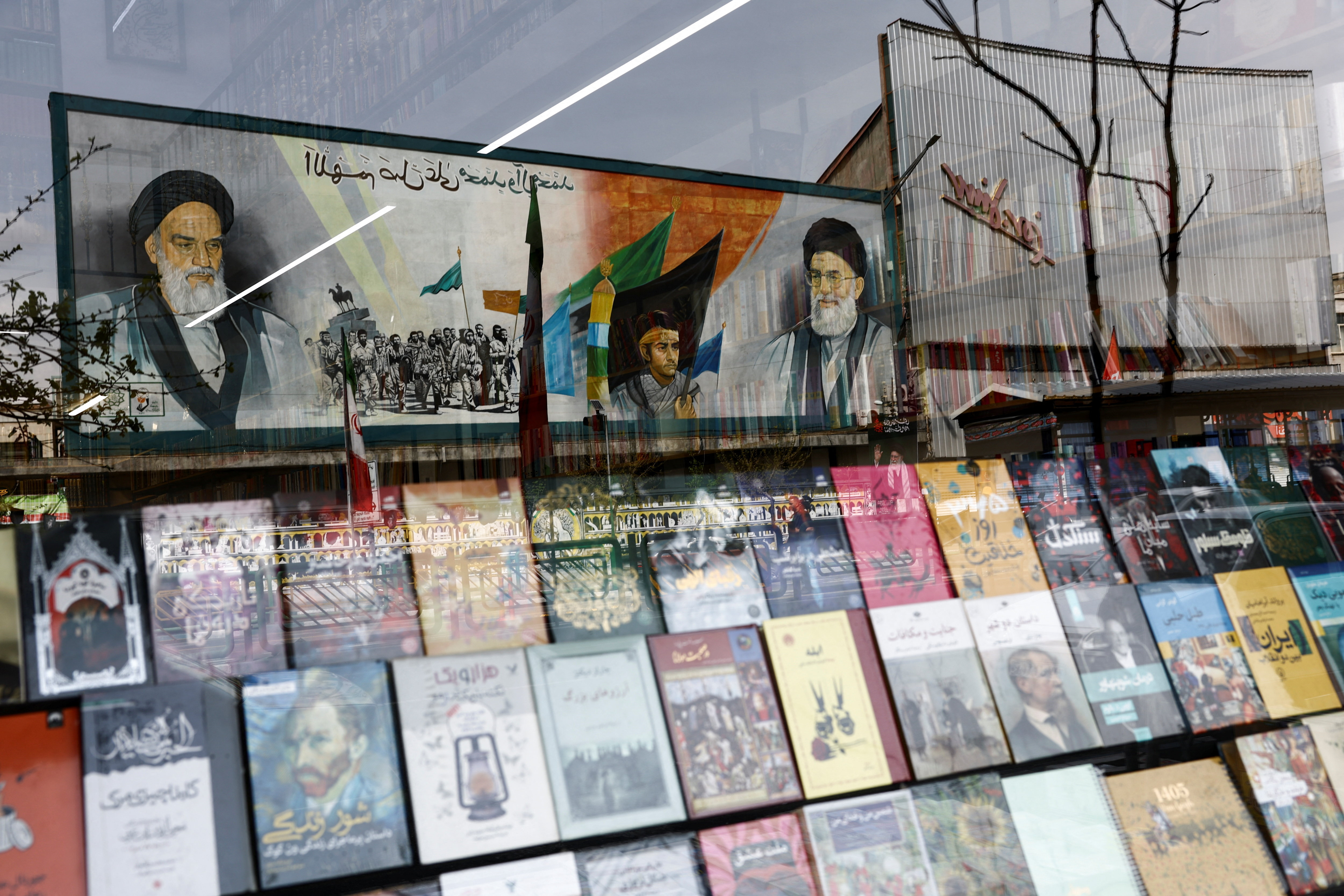 হামলার মাঝেও জীবিকার তাগিদে বইয়ের দোকান খোলা রাখছেন তেহরানবাসীরা। ছবি: রয়টার্স (২২ মার্চ, ২০২৬)