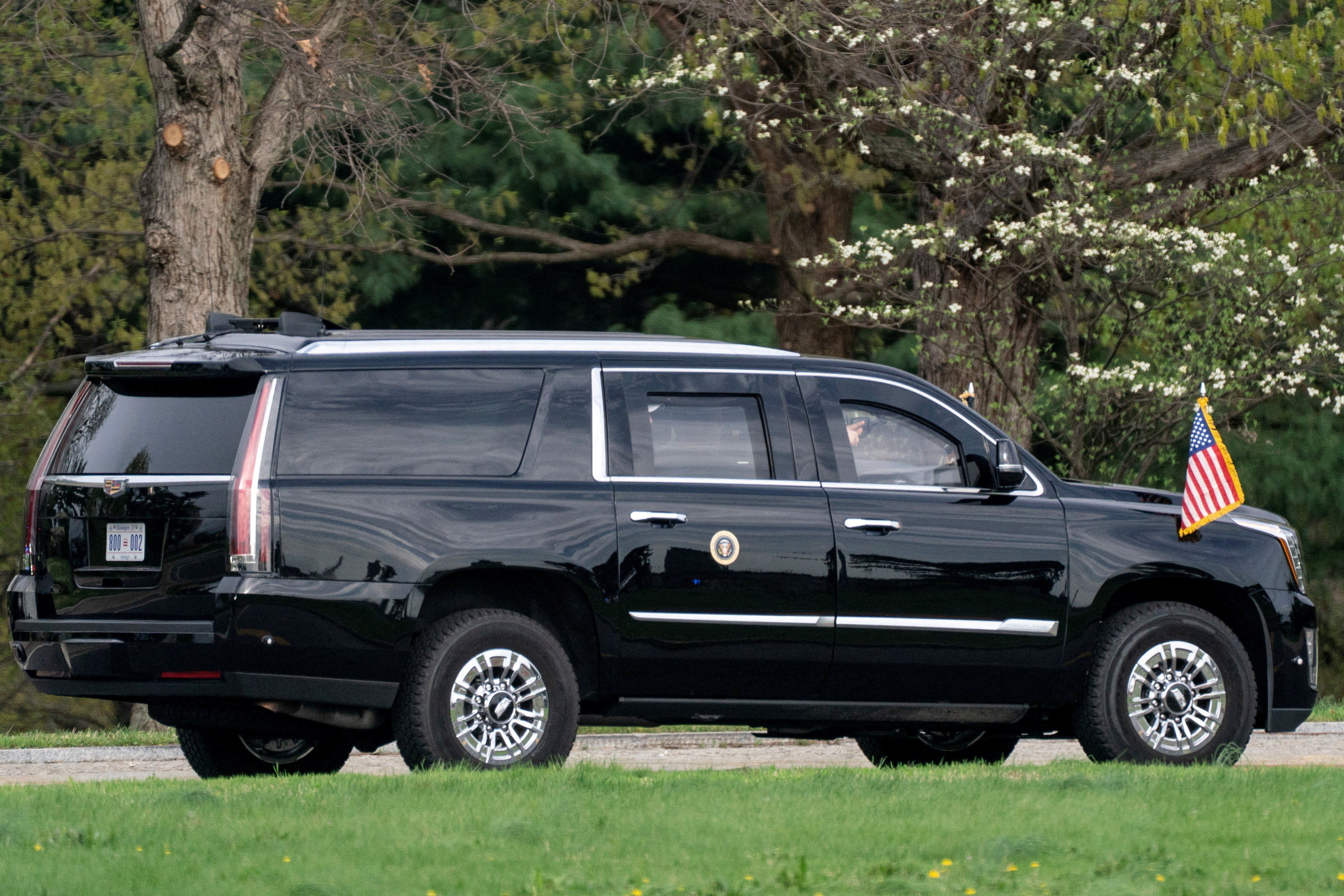 নিজের এসইউভি গাড়ি নিয়ে গলফ ক্লাবে যাচ্ছেন ট্রাম্প। ছবি: রয়টার্স 