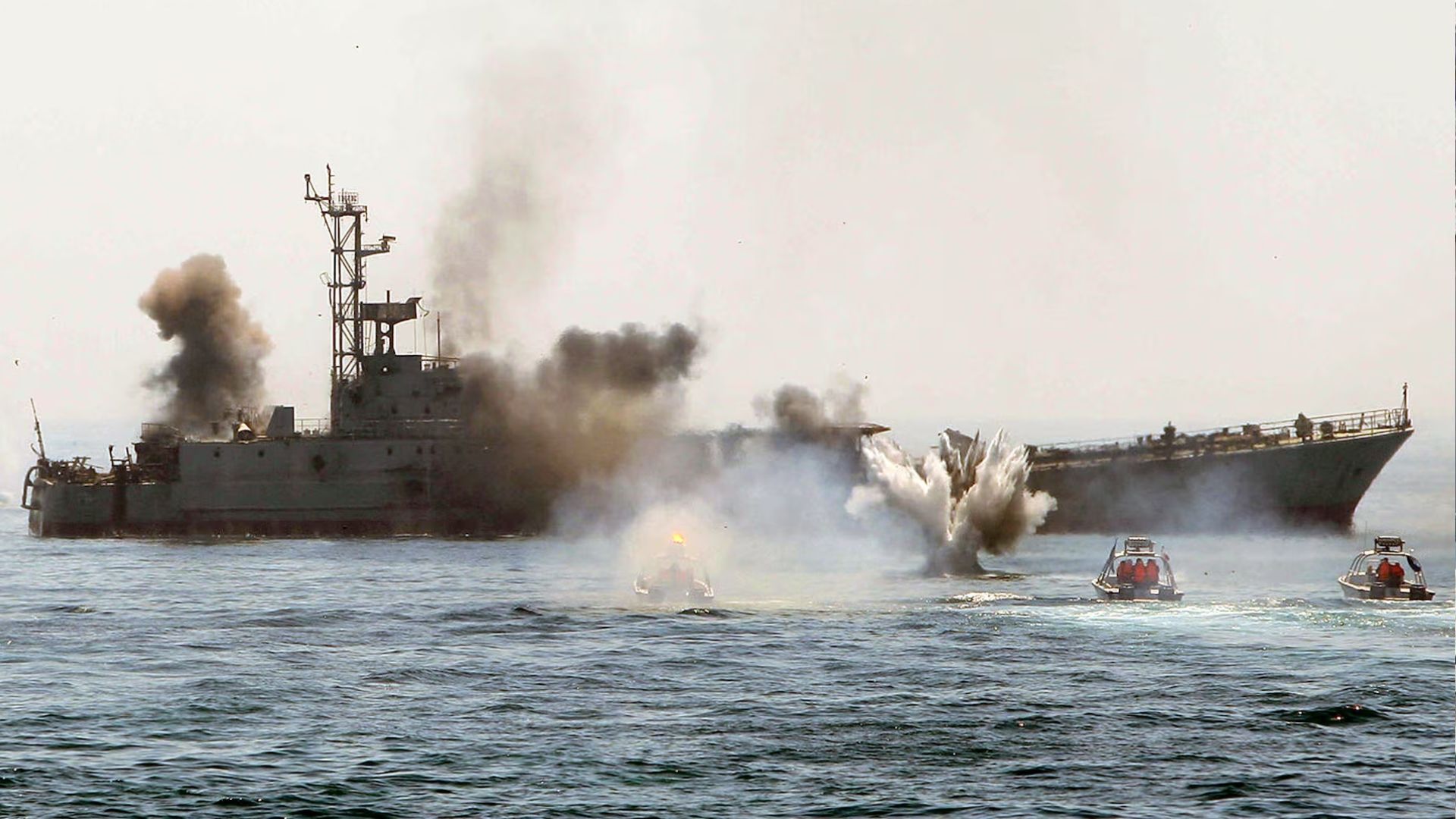 পারস্য উপসাগরে বড় যুদ্ধজাহাজে অতর্কিত হামলা চালিয়ে পালিয়ে যায় নৌযানগুলো। ছবি: সংগৃহীত