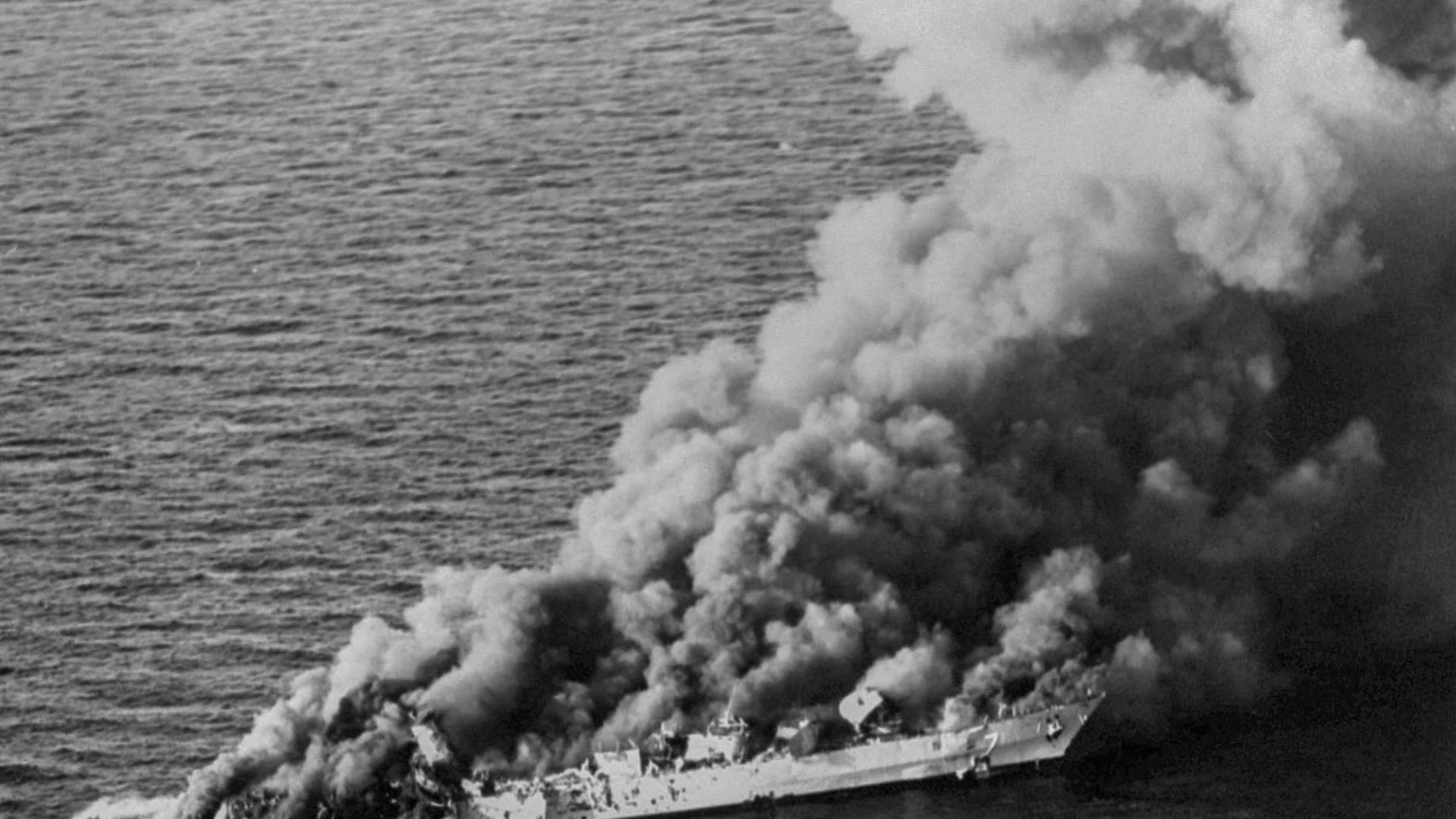 ১৯৮৮ সালে মার্কিন হামলায় বিধ্বস্ত ইরানি জাহাজ। ছবি: ইউএস লেভাল ইন্সটিটিউট