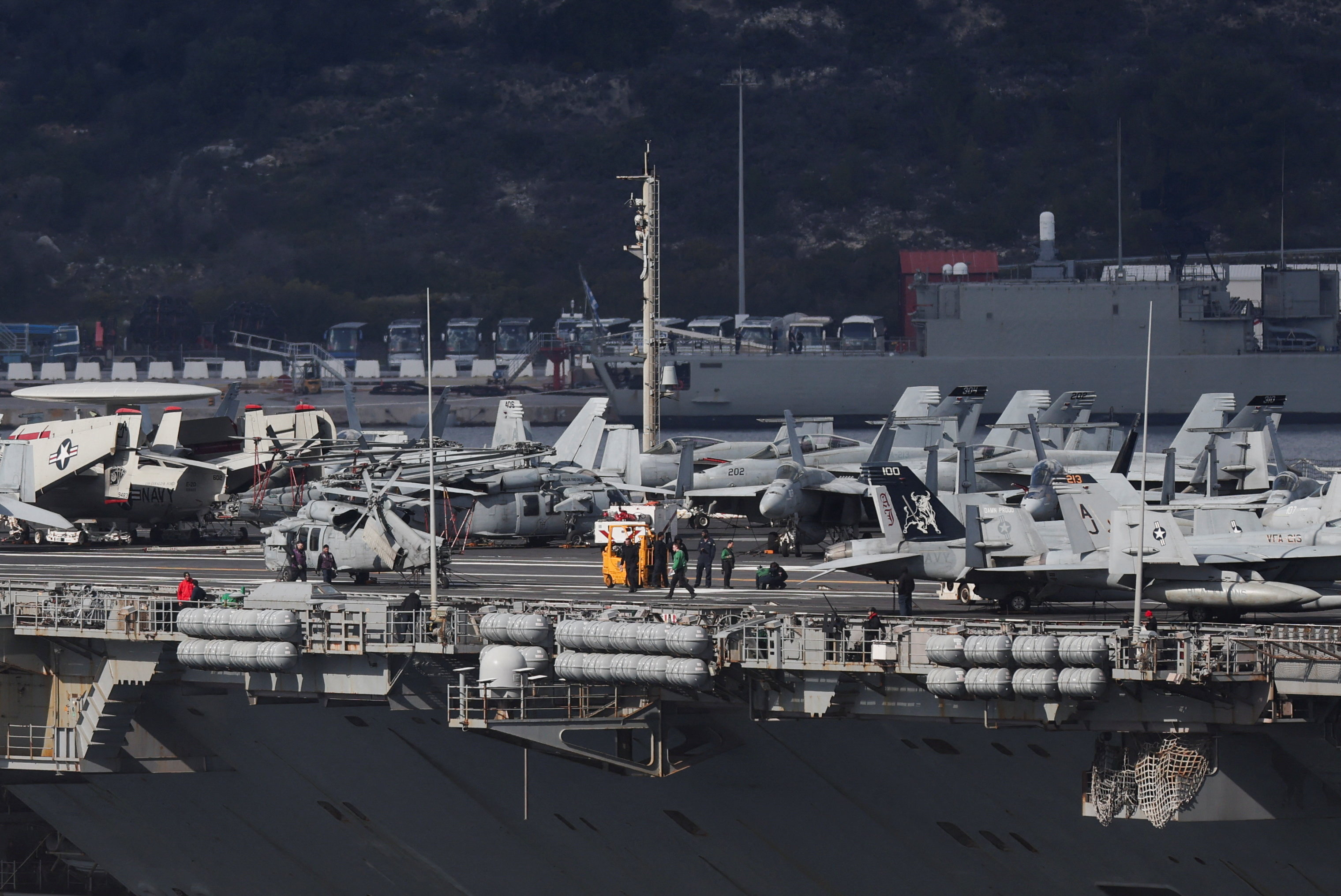 জেরাল্ড আর ফোর্ড রণতরিতে এফ-১৮ হর্নেট। ছবি: রয়টার্স
