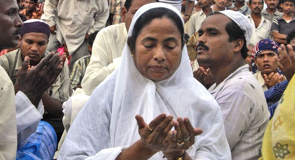 মুসলিম সম্প্রদায়ের সদস্যদের সঙ্গে মোনাজাতে শামিল হন মমতা বন্দ্যোপাধ্যায়। ছবি: সংগৃহীত