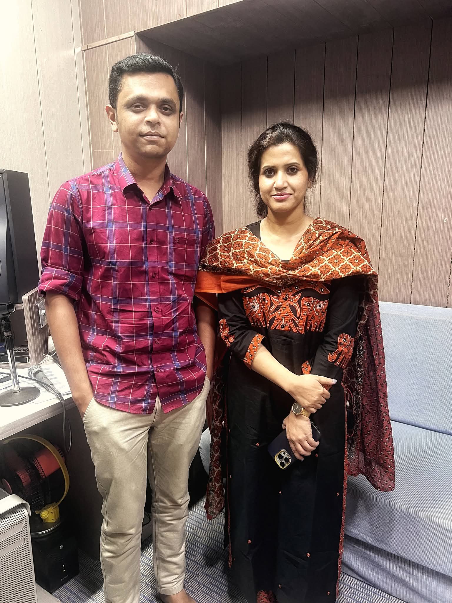 নতুন একটি দ্বৈত গানে কণ্ঠ দিয়েছেন জাতীয় চলচ্চিত্র পুরস্কার পাওয়া সংগীতশিল্পী নাজমুন মুনিরা ন্যান্‌সি এবং গানটির গীতিকার সুরকার স্নেহাশীষ ঘোষ। ছবি: ফেসবুক