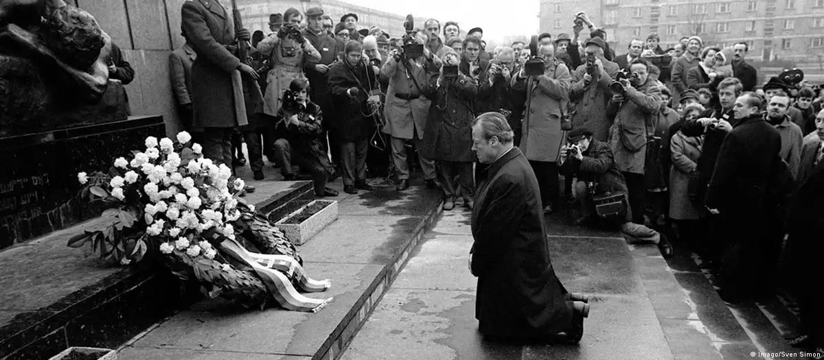 জার্মান চ্যান্সেলর ভিলি ব্রান্টের হাঁটু গেড়ে বসে ক্ষমা প্রার্থনা।