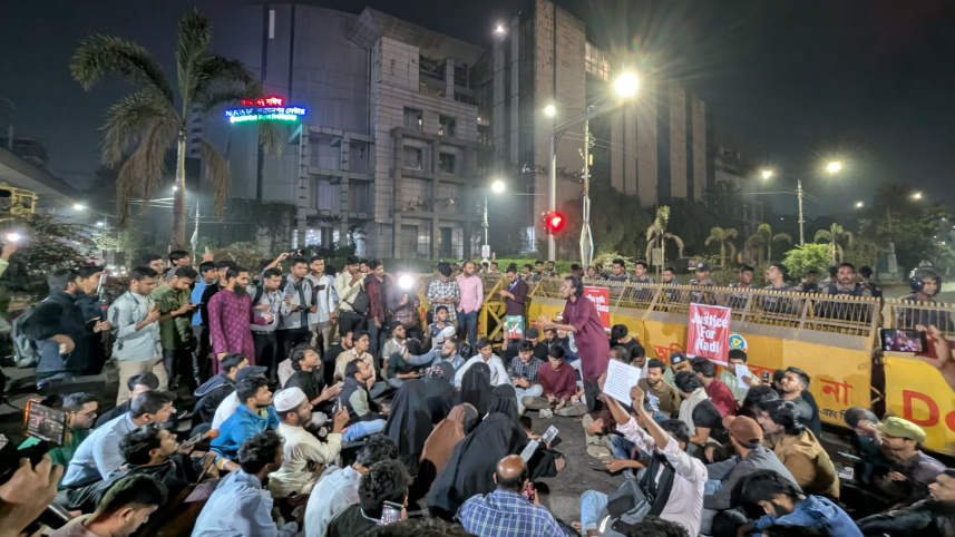যমুনার সামনে ইনকিলাব মঞ্চের নেতাকর্মীরা। ছবি: স্টার 