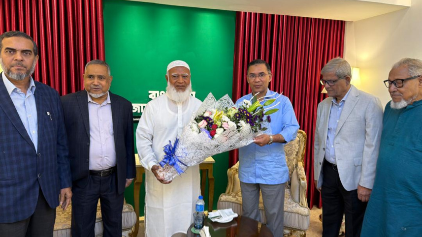 জামায়াত আমিরকে ফুল দিয়ে শুভেচ্ছা জানান তারেক রহমান
