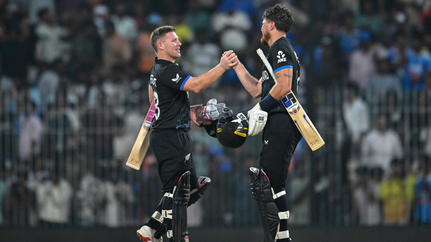 New Zealand's Finn Allen (R) and Tim Seifert